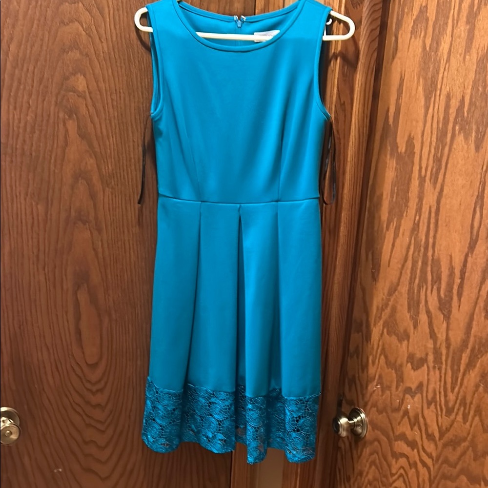 Elegant Teal Sleeveless Dress with Lace Hem